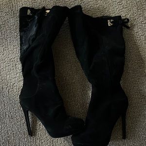 Knee-high, so suede boots. Never worn.